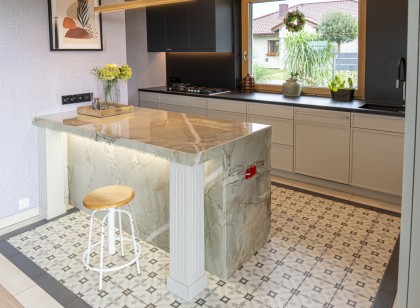 Kwarcyt Apollo White+Granit Nero Assoluto Antico